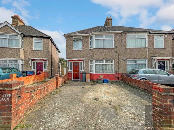 4 Bedroom Semi-Detached House To Rent In Kingsley Avenue, Hounslow, TW3