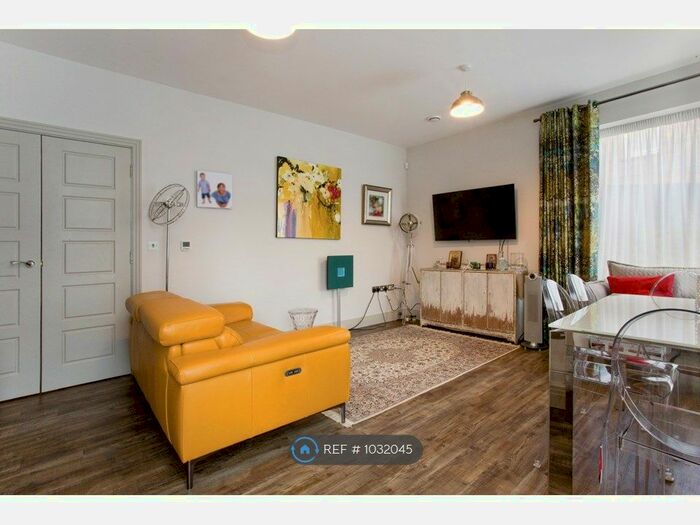 2 Bedroom Flat To Rent In Queens Place, Guildford GU2