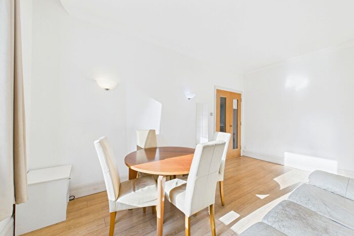 2 Bedroom Flat To Rent In Whitehouse Apartments, Belvedere Road, London, SE1