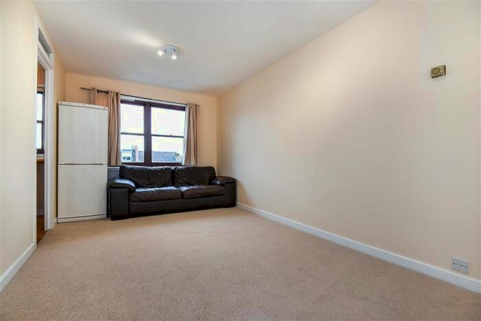 2 Bedroom Flat To Rent In Mayfield Road, London, W12