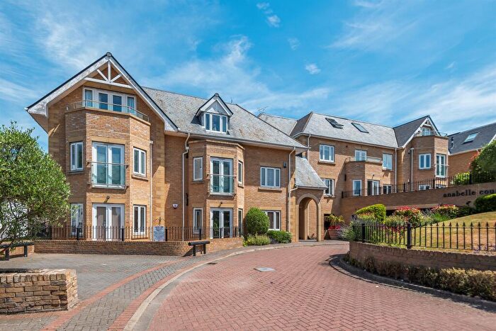 3 Bedroom Flat For Sale In Slades Hill, Enfield, EN2
