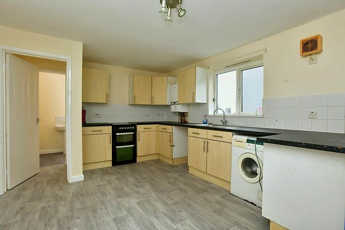 2 Bedroom Flat To Rent In Devonport Road, Plymouth, Devon, PL3