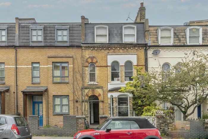 3 Bedroom Flat To Rent In Haselrigge Road, London, SW4