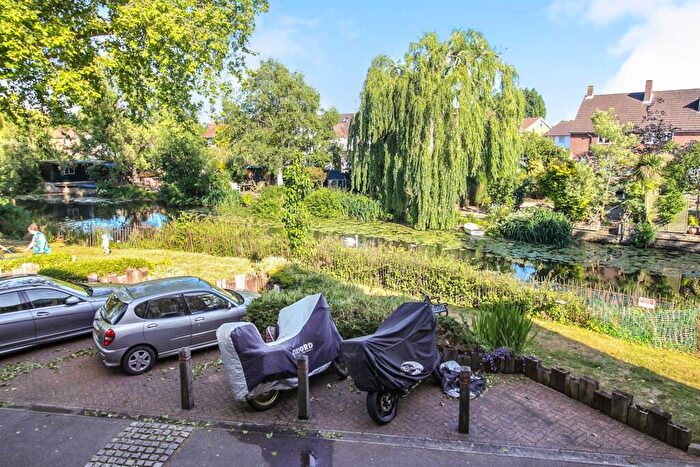 2 Bedroom Apartment To Rent In Kingfisher Court, Bridge Road, KT8