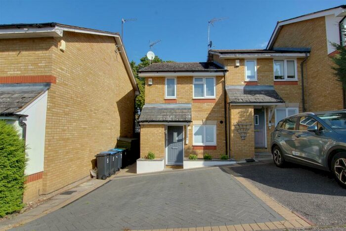 2 Bedroom House To Rent In Bayliss Close, London, N21