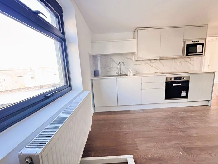 2 Bedroom Flat To Rent In Edgeley Lane, London, SW4