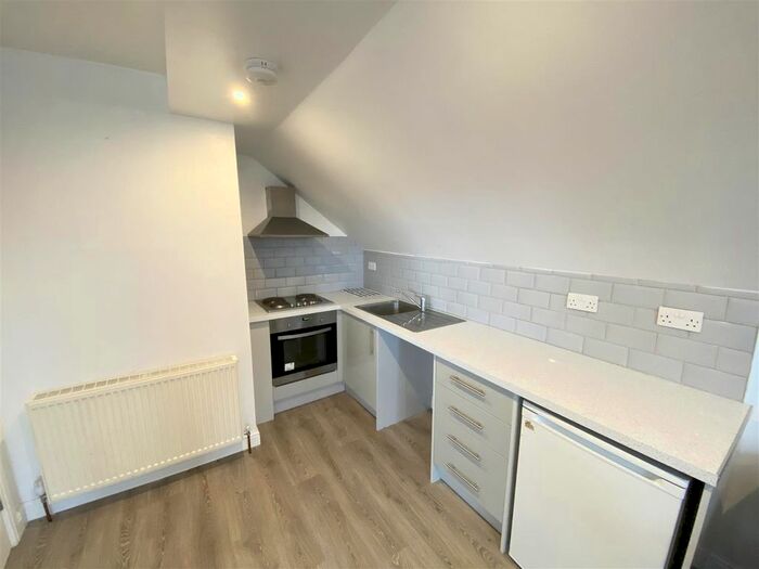 1 Bedroom Flat To Rent In Gledhow Wood Avenue, Leeds, LS8