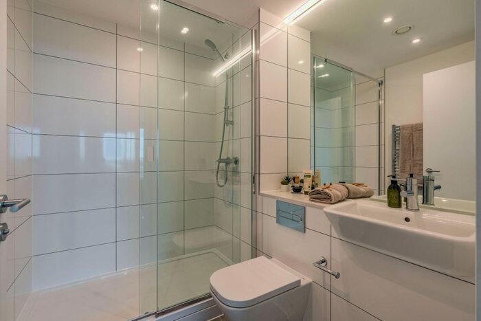 3 Bedroom Flat To Rent In Thomas Layton Way, Brentford, TW8