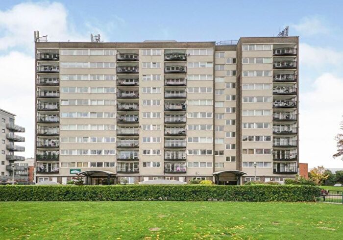 2 Bedroom Flat For Sale In Flat Greenwich Heights, Master Gunner Place, Charlton, London, SE18