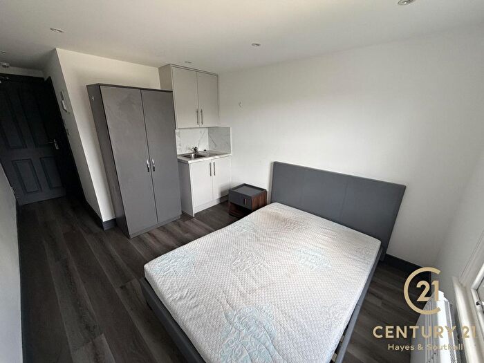 6 Bedroom Semi-Detached House To Rent In Colham Ave, UB7