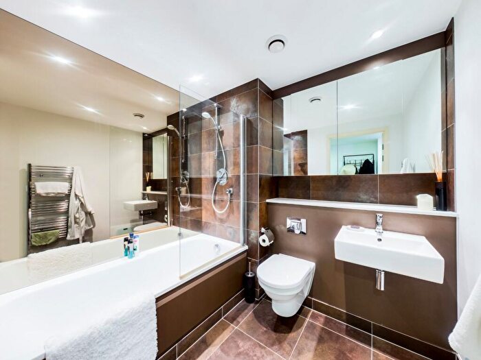 1 Bedroom Flat To Rent In Landmark East Tower, Marsh Wall, E14