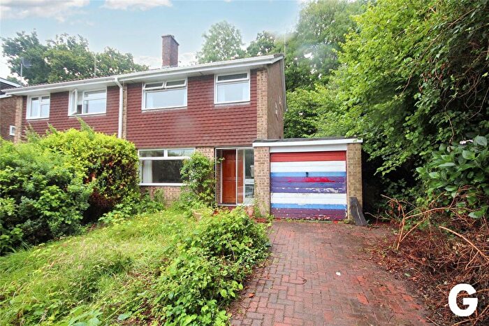 3 Bedroom Semi-Detached House For Sale In Grenville Close, Ringwood, Hampshire, BH24
