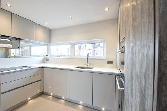 2 Bedroom Flat To Rent In Parkside Court, Weybridge, KT13