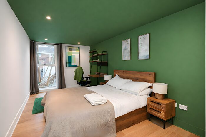 3 Bedroom Flat To Rent In Crews Street, London, E14