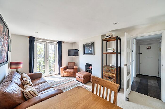 2 Bedroom Flat For Sale In Bedford Court, Richmond, TW9