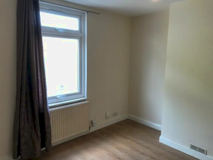 1 Bedroom Flat To Rent In Worplesdon Road, Guildford, GU2