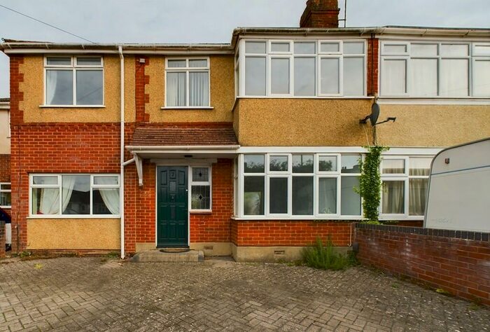 4 Bedroom Semi-Detached House To Rent In Woodstock Gardens, SN12