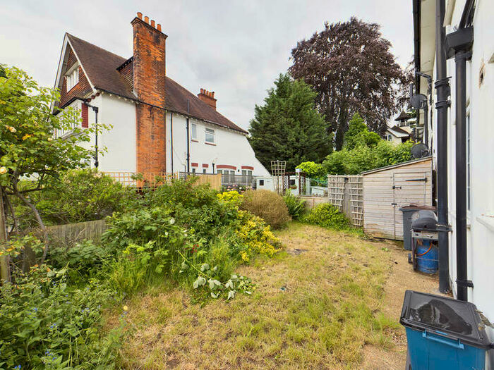 2 Bedroom Ground Flat For Sale In Campden Road, South