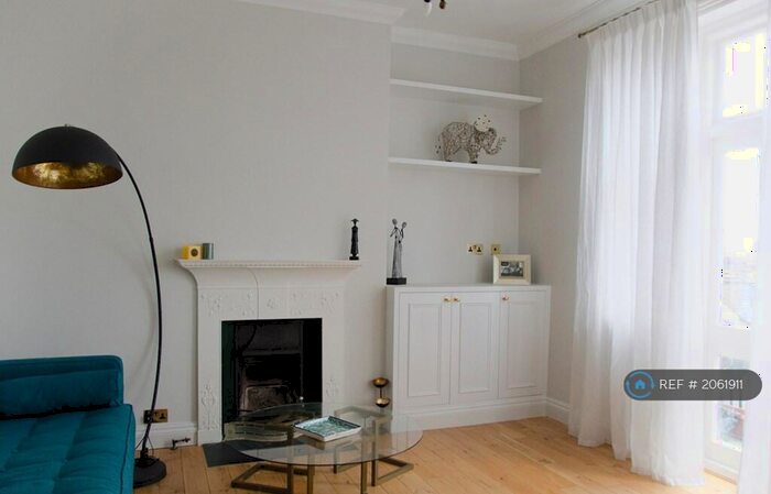 2 Bedroom Flat To Rent In Albert Palace Mansions, London, SW11