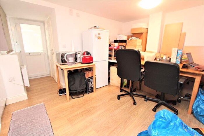Studio To Rent In Summers Lane, North Finchley, N12