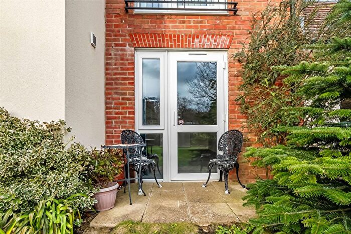 1 Bedroom Flat For Sale In Kingston Avenue, Leatherhead, Surrey, KT22