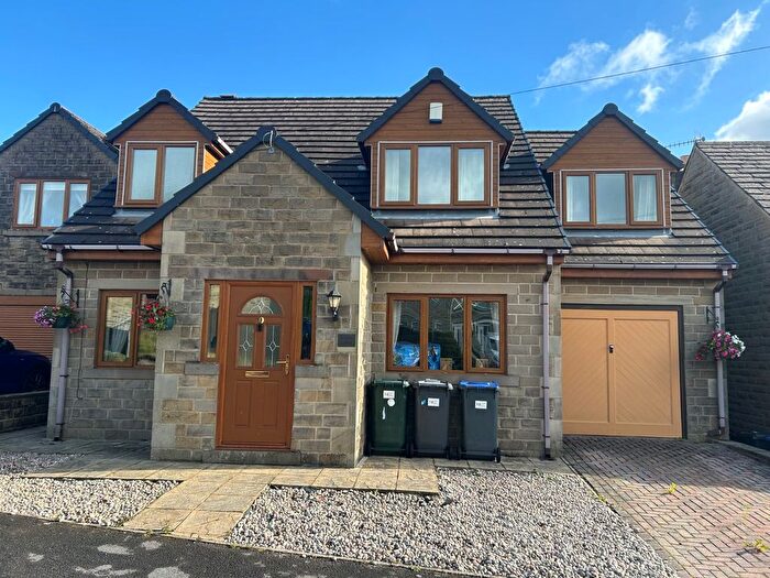 4 Bedroom Detached House To Rent In Lodge Gate Close, Denholme, Bradford, West Yorkshire, BD13