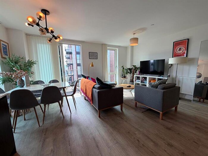3 Bedroom Apartment To Rent In The Bellows, Lockside Lane, Salford, M5