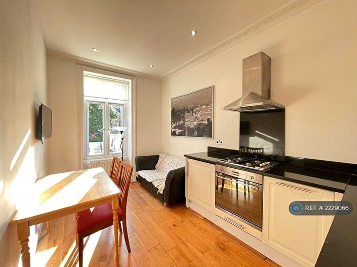 2 Bedroom Flat To Rent In Camden High Street, London, NW1