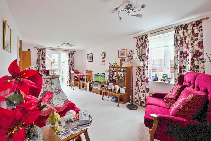 1 Bedroom Flat For Sale In White Fields Court, Manley Close, Whitfield, CT16