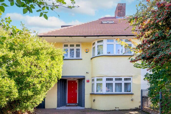4 Bedroom Semi-Detached House For Sale In Leigham Court Road, Streatham, London, SW16