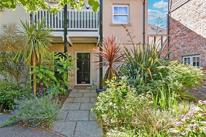 1 Bedroom Flat For Sale In College Square, Westgate-On-Sea, Kent, CT8