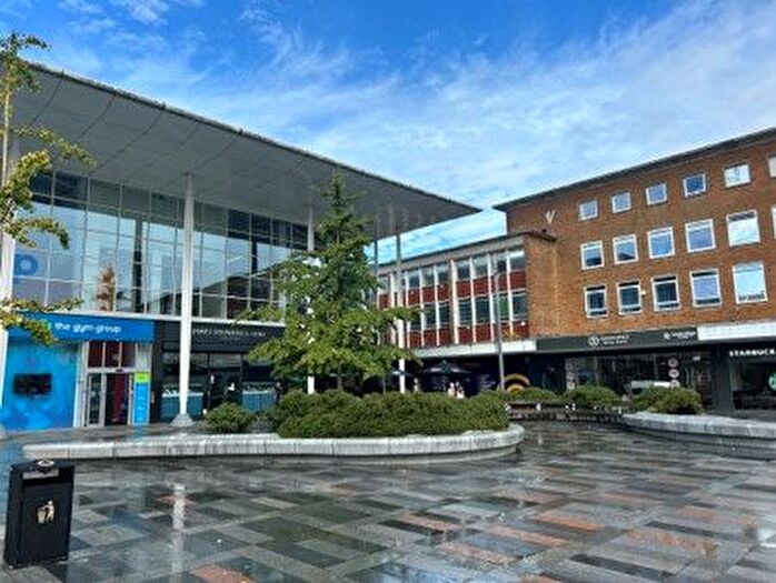 3 Bedroom Flat To Rent In Queens Square, Crawley, RH10