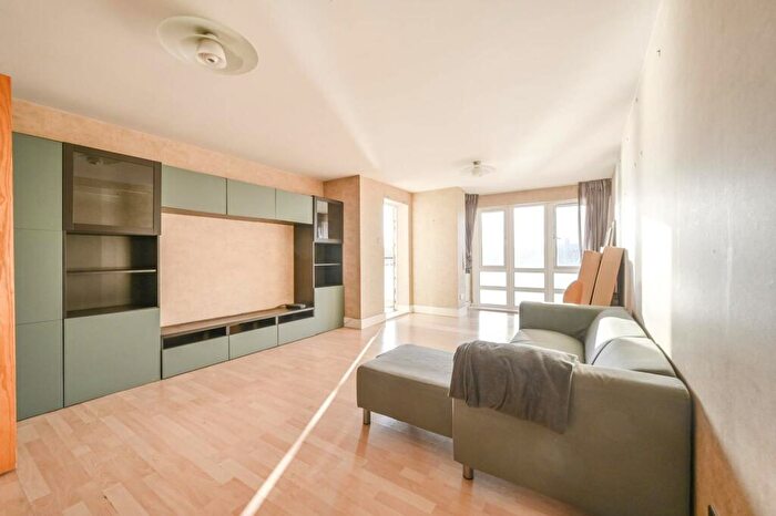 3 Bedroom Flat To Rent In St Davids Square, Isle Of Dogs, London, E14