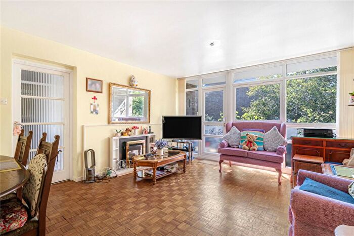 2 Bedroom Apartment For Sale In Hill View Court, Woking, Surrey, GU22