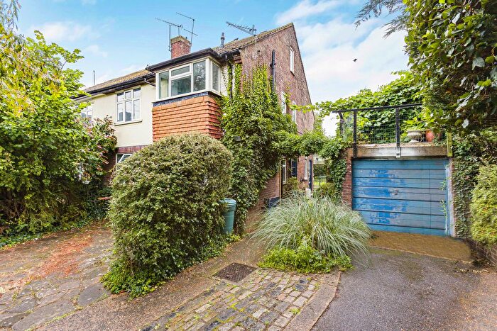 2 Bedroom Maisonette To Rent In Riverside Close, St. Albans, Hertfordshire, AL1