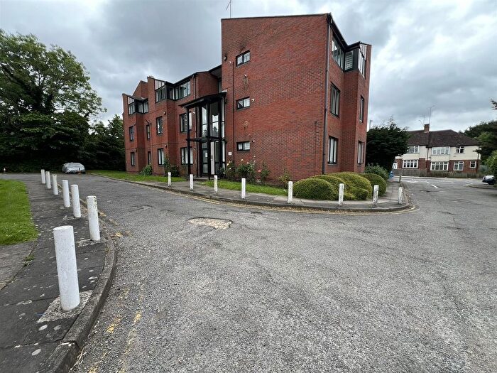 Studio To Rent In Canberra Close, London, NW4