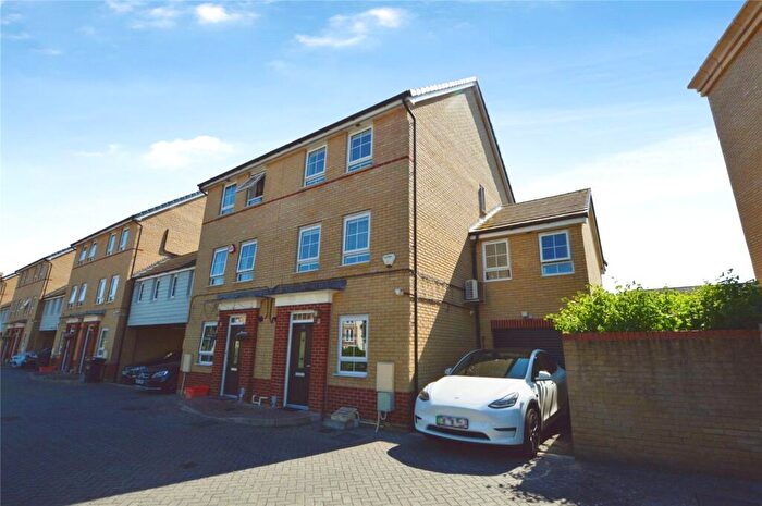 4 Bedroom Semi-Detached House For Sale In Broadhurst Place, Basildon, Essex, SS14