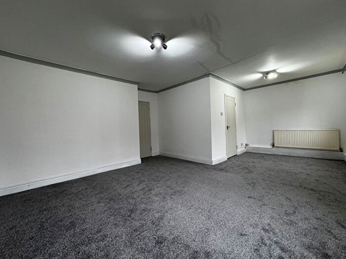 2 Bedroom Flat For Sale In Montagu Court, Leeds, LS8