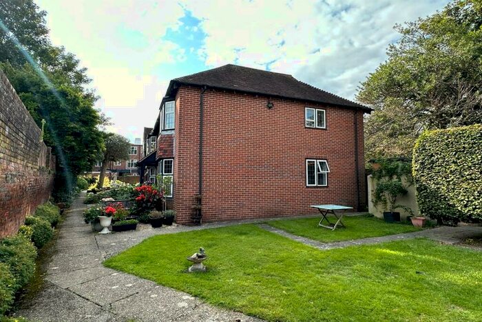 2 Bedroom Flat To Rent In North Close, St. Martins Square, Chichester, PO19