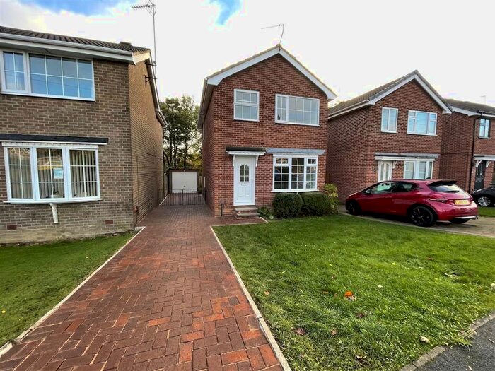 3 Bedroom Detached House To Rent In Stonebeck Avenue, Harrogate, North Yorkshire HG1