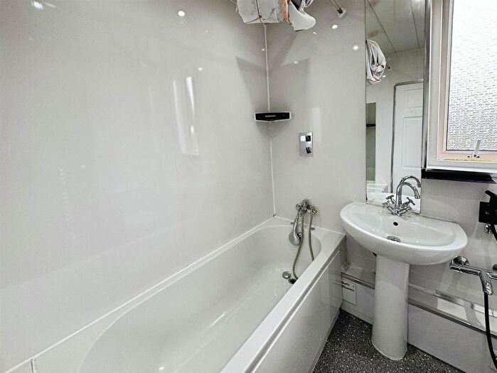 2 Bedroom Flat To Rent In Hood Street, Clydebank, G81