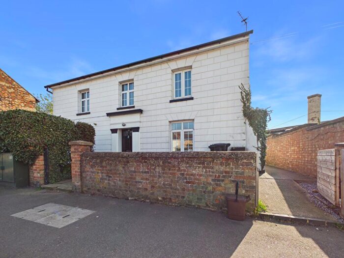 2 Bedroom Semi-Detached House For Sale In Sun Street, Biggleswade, SG18