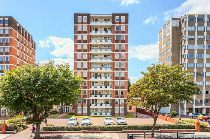 2 Bedroom Flat To Rent In Grand Avenue, Hove, East Sussex, BN3