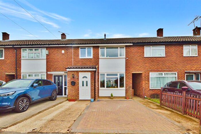 3 Bedroom House For Sale In Doddsfield Road, Slough, SL2