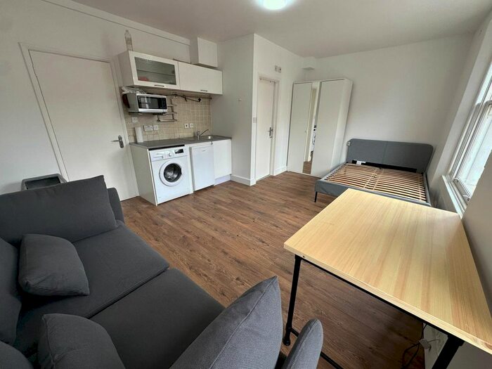 Studio To Rent In Oaklands Grove, London, W12