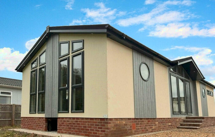 2 Bedroom Park Home For Sale In Lincoln, Lincolnshire, LN4