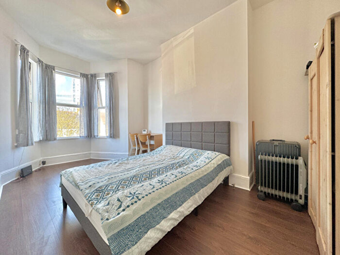 3 Bedroom Maisonette For Sale In Eglinton Road, London, SE18