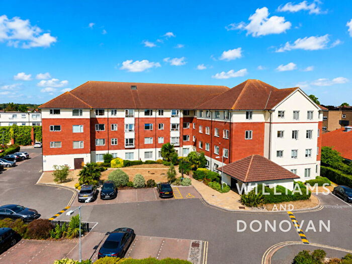 2 Bedroom Flat For Sale In Oak Road South, Hadleigh, SS7