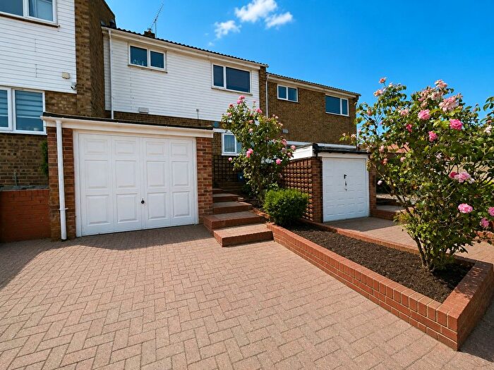 3 Bedroom Terraced House For Sale In Hunts Close, Luton, LU1