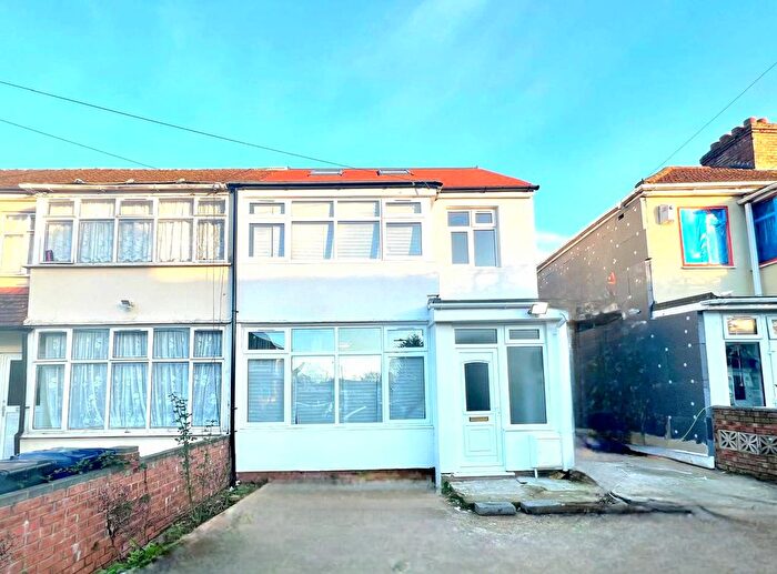 4 Bedroom Semi Detached House For Sale In Evelyn Grove, Southall, Greater London, UB1